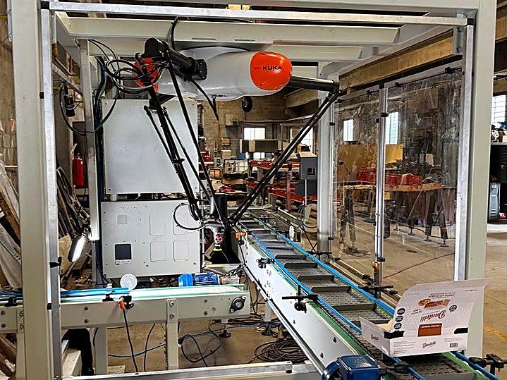Celda robotizada KUKA Delta instalada en la línea del cliente