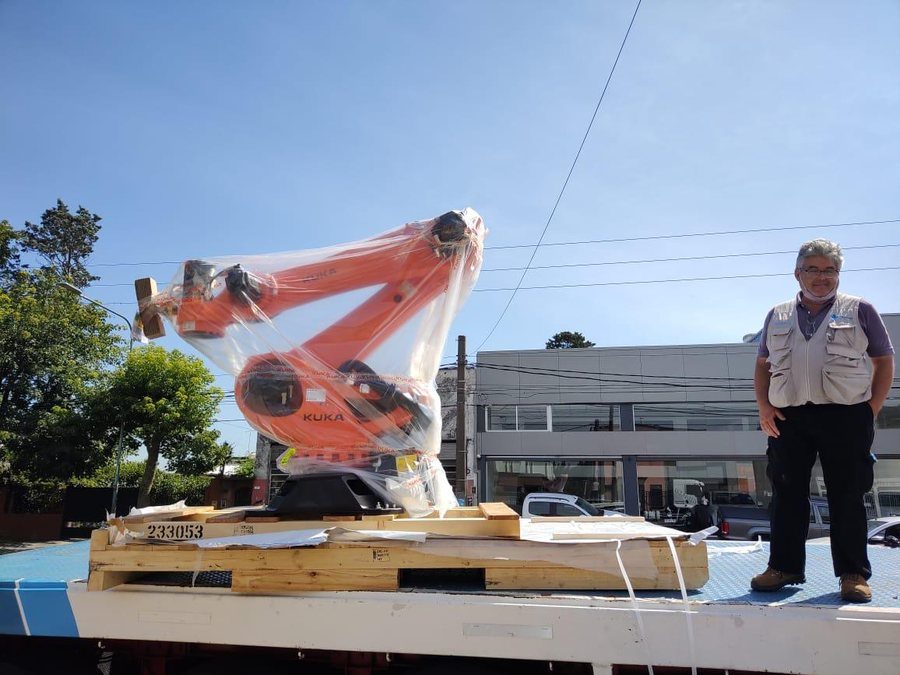 Llegada del robot KUKA KR180 a la planta del cliente