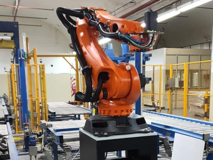 Robot KUKA KR180 instalado en la línea de paletizado