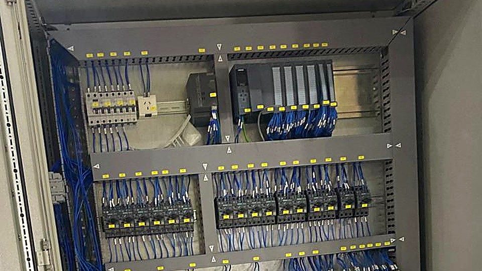 Tablero eléctrico y línea de paletizado de aerosoles del cliente