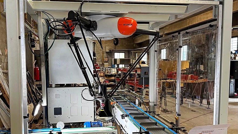 Robot KUKA Delta haciendo pick and place de alfajores