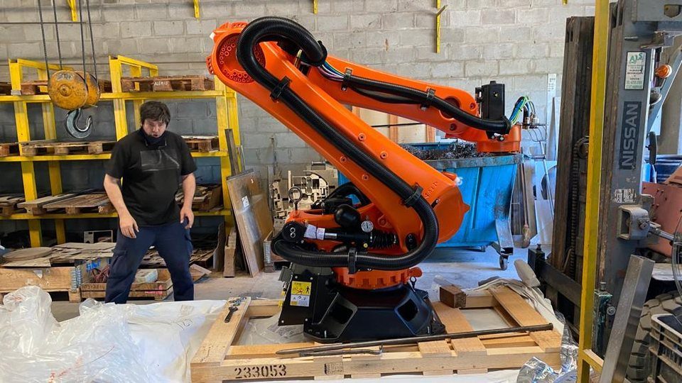 Robot KUKA KR180 paletizando bolsas de harina en planta del cliente