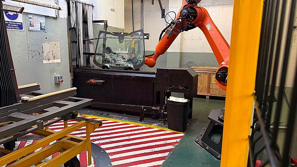 Robot KUKA KR150 manipulando parabrisas