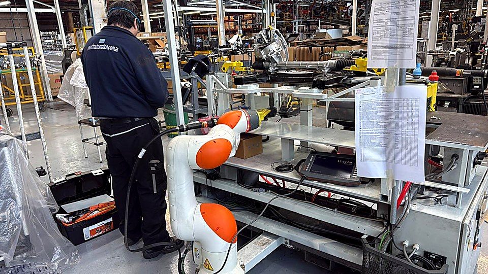Robot colaborativo KUKA KR15 IISY ajustando tuercas de autopartes