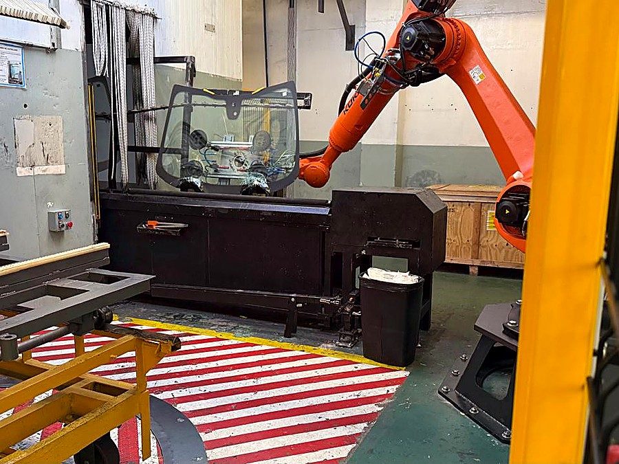 Robot KUKA KR150 junto al carro de autoclave — planta del cliente en Carapachay