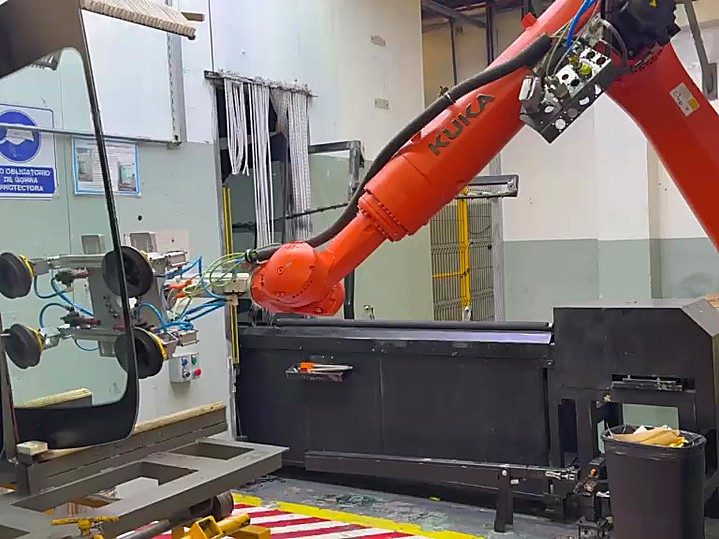 Detalle del brazo KUKA con ventosas sujetando un parabrisas