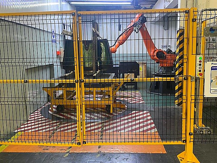Robot KUKA trasladando parabrisas hacia la sección powerview